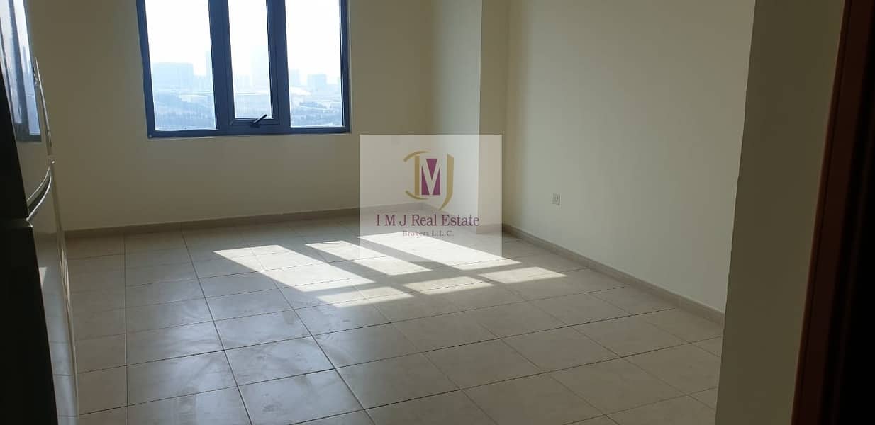 Well Maintained Studio with Kitchen Appliances Well Maintained Studio with Kitchen Appliances