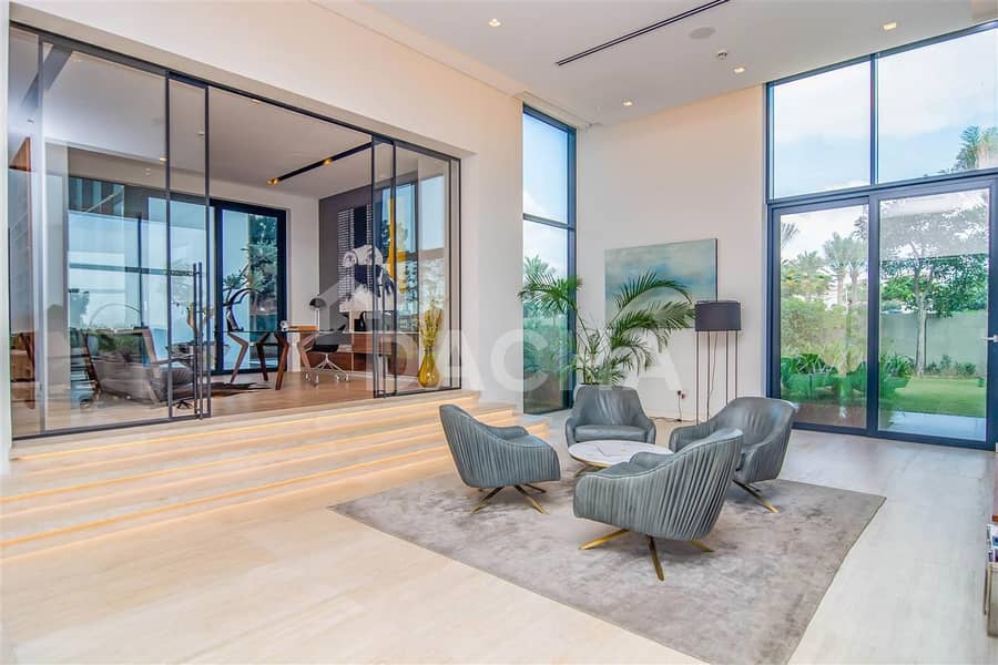 5 World Class Contemporary  / 6 Bed / Basement