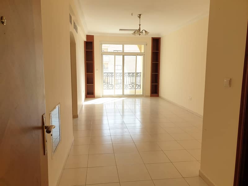 اوفر مساحة كبيرة 2 غرفة نوم مع بلكونة + دواليب وموقف سيارات مجاني و