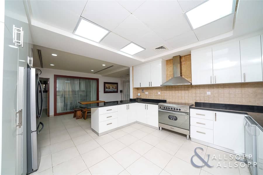 4 Bed | Fully Furnished | Upgraded Kitchen