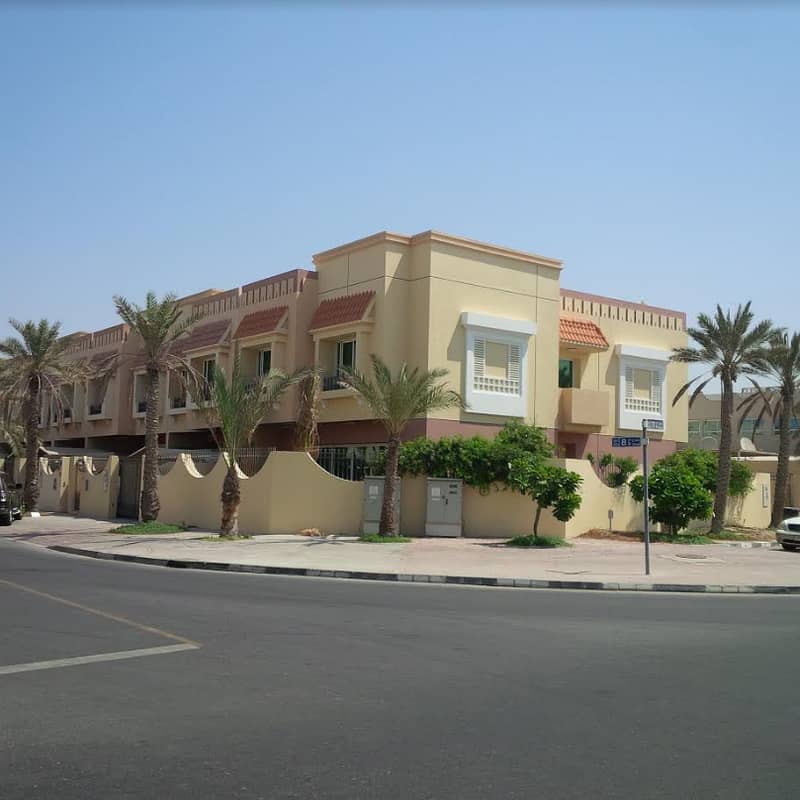 4 BED ROOM HALL VILLA ON JUMEIRAH BEACH ROAD BEHIND MARCATO MALL NEXT TO TOWN CENTER