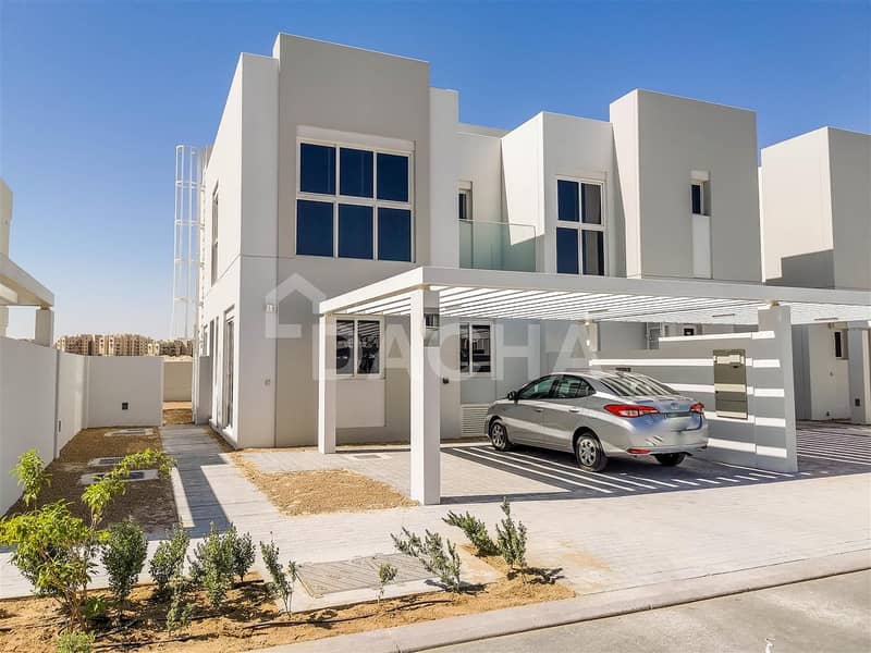 Beautiful family home / Pool across road