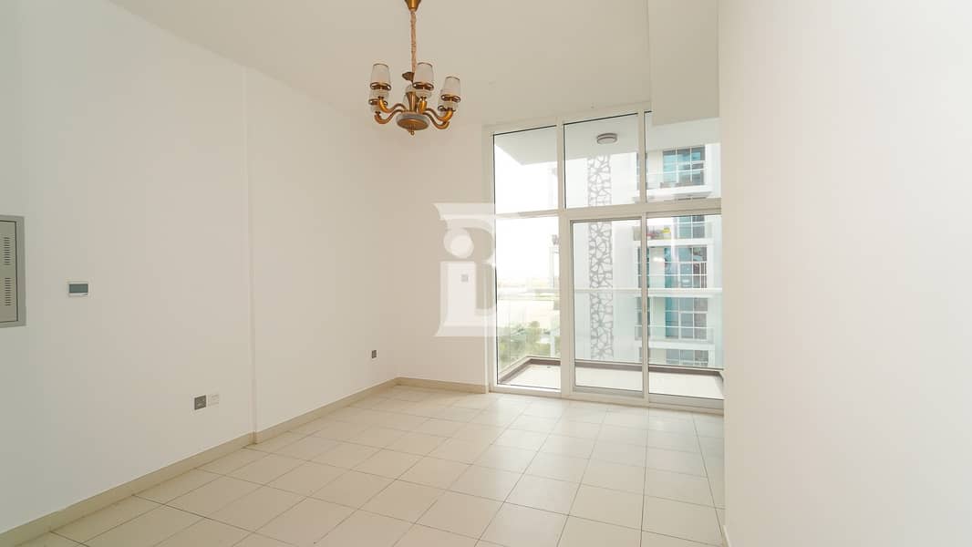 Bright and cozy studio with fitted kitchen Bright and cozy studio with fitted kitchen