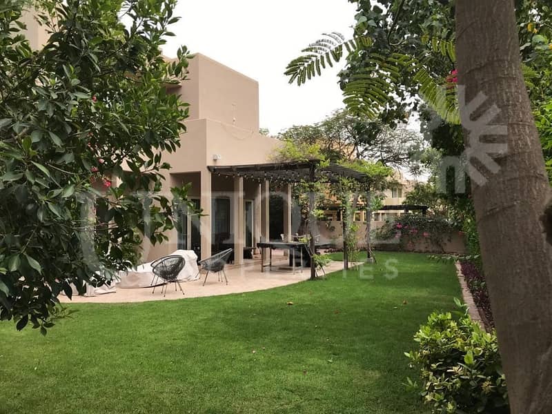 2 Upgraded Corner Villa| Spacious| Private Garden