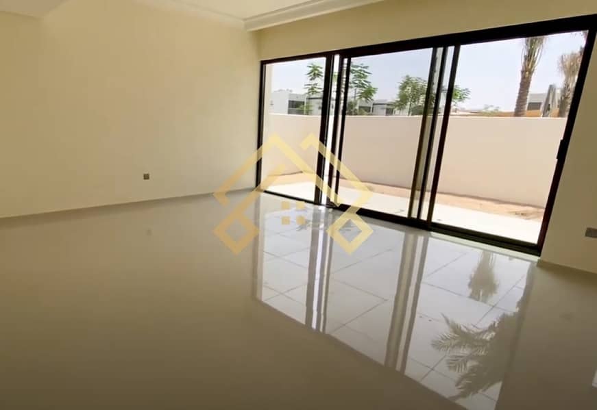 10 Family Living | Spacious 6 Bedrooms  Townhouse For Sale. .