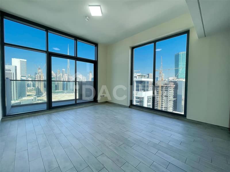 Bright Apartment / Canal & Burj Views
