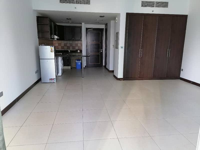 JLT, Large studio with balcony , lake view , 4 cheques , 2 min away metro station
