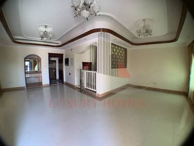 Outstanding Private Entrance Yard Shaded Parking Outstanding Private Entrance Yard Shaded Parking