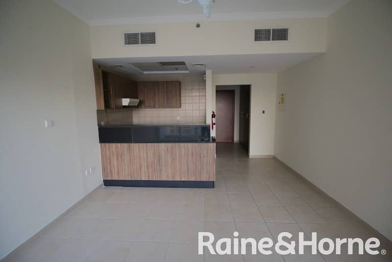 Large | Beautiful View | Balcony | 12 Cheques |