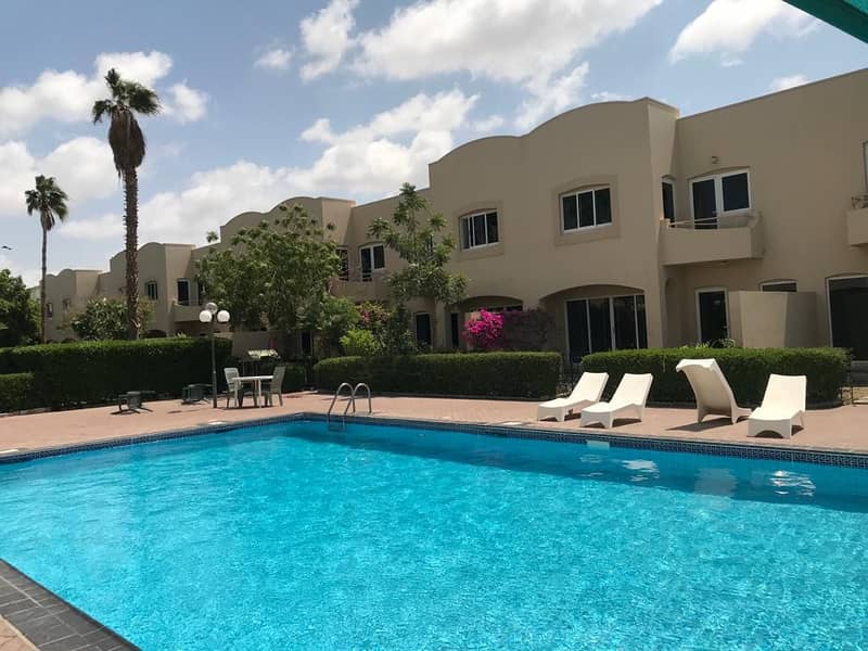 Very nice 4 bedroom plus maid compound villa with shared pool in Jumeirah 1