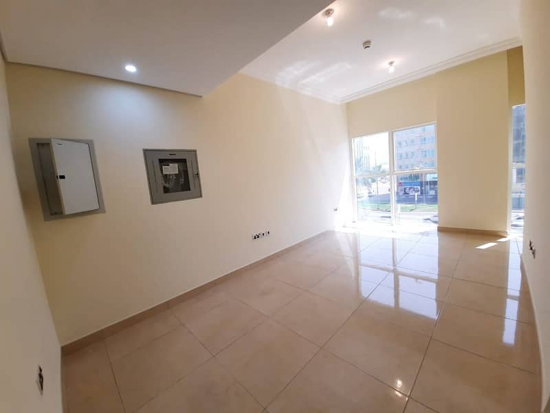 شقة في شارع حمدان 1 غرفة 39999 درهم - 4977902
