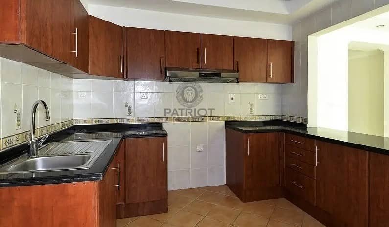 8 Spacious Two Bedroom  With Balcony And Laundry Room