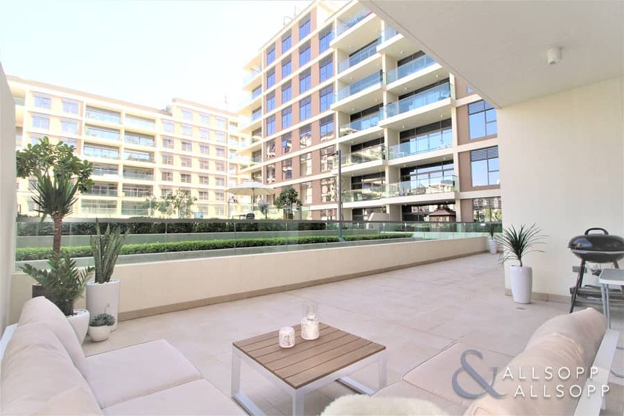19 Exclusive | Large Terrace | Pool Facing