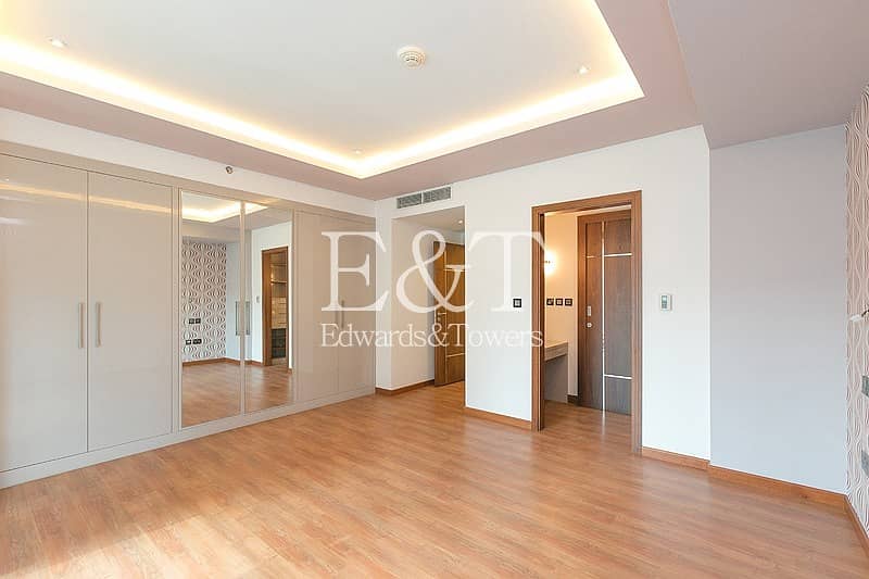 10 Exquisite Fully Upgraded Apt with Terrace