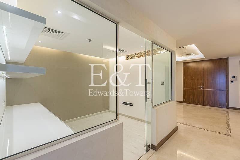 36 Exquisite Fully Upgraded Apt with Terrace