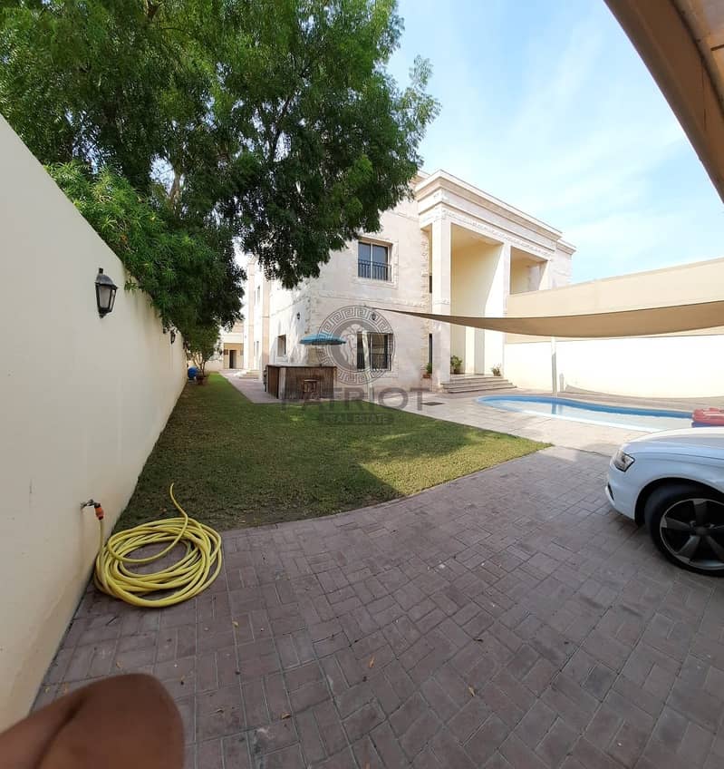 Absolute Astonishing  5-Br Villa With  Pool  Service Block