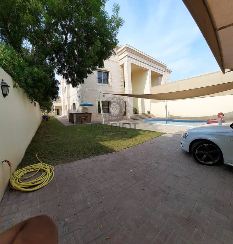 18 Absolute Astonishing  5-Br Villa With  Pool  Service Block