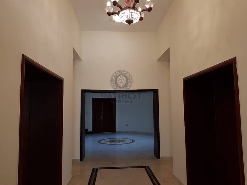 12 An Extremely Impressive 10-BR  Villa In Al Barsha