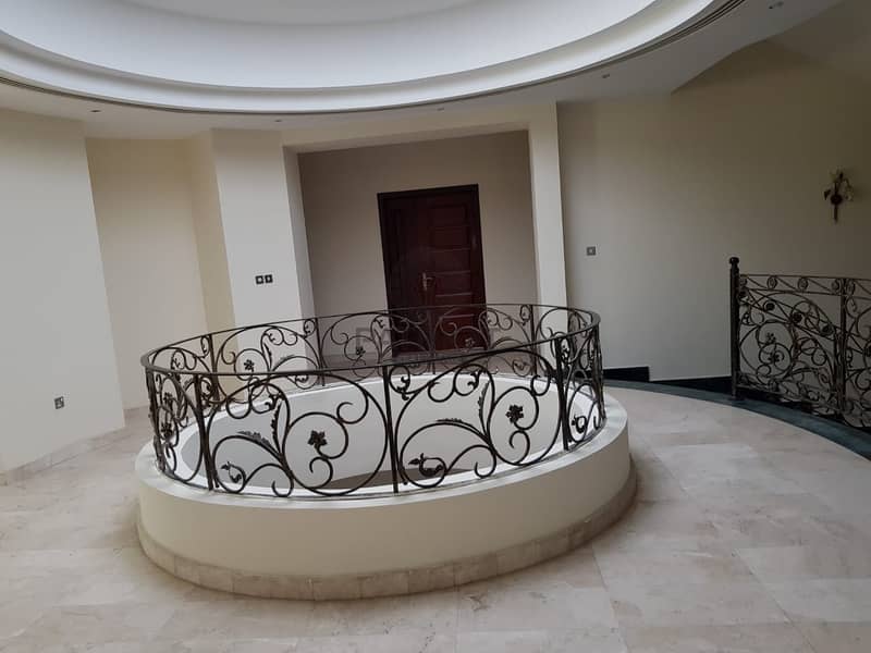 14 An Extremely Impressive 10-BR  Villa In Al Barsha