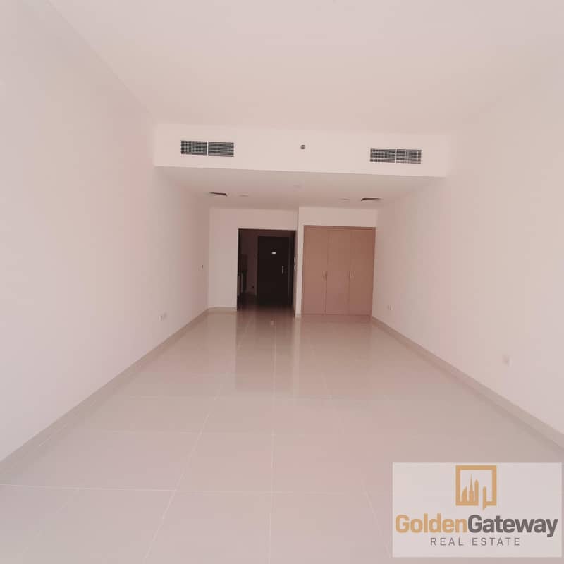 4 000 AED and Move In-NO Commission / DLD waiver