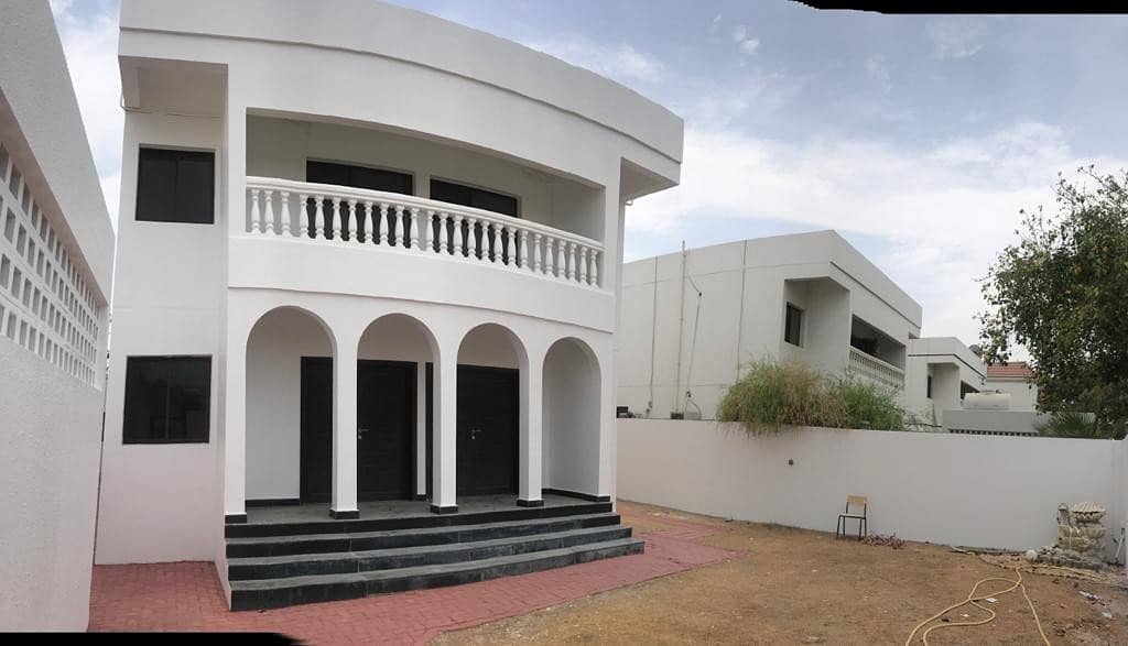 Excellent 5 bedroom villa with private garden Jumeirah 3