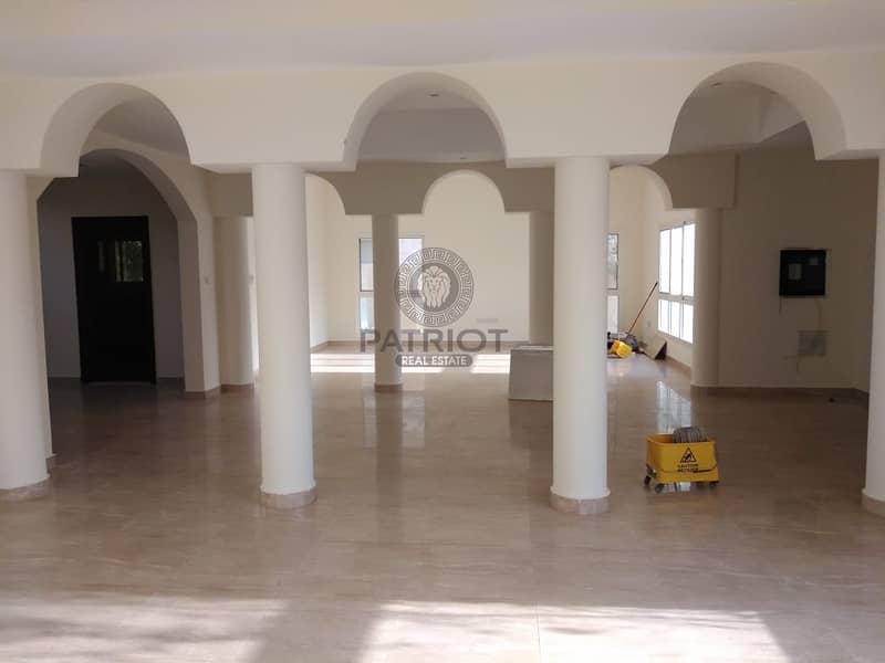 13 Grab This  Very Well Maintained 4-BR Villa In Barsha South