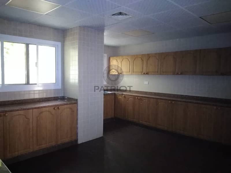 14 Grab This  Very Well Maintained 4-BR Villa In Barsha South
