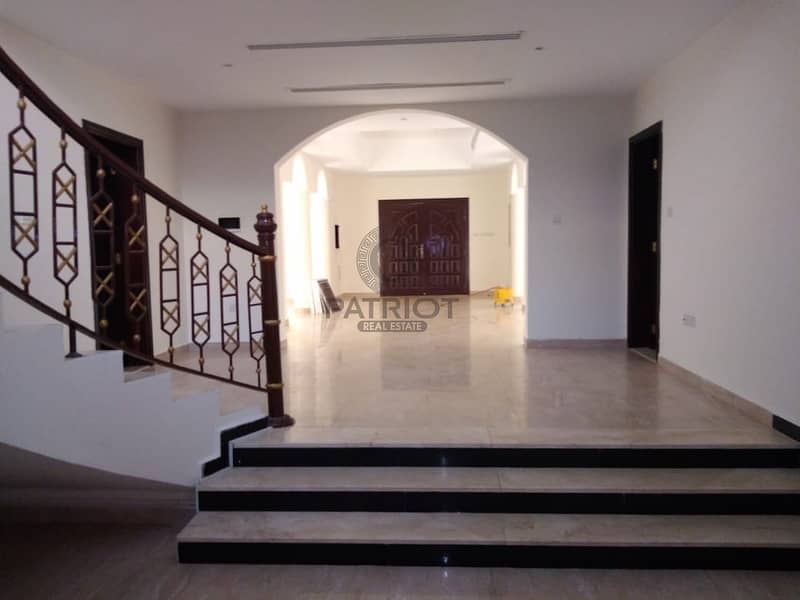 16 Grab This  Very Well Maintained 4-BR Villa In Barsha South