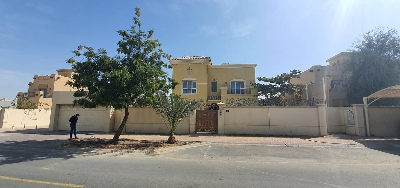 Independent huge 4br villa 10000sqft rent 130k in 1payment  in oud Al Muteena