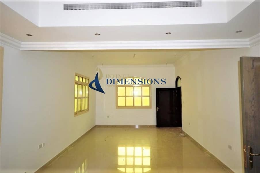 Commercial Villa Perfect for Any Type of Business!