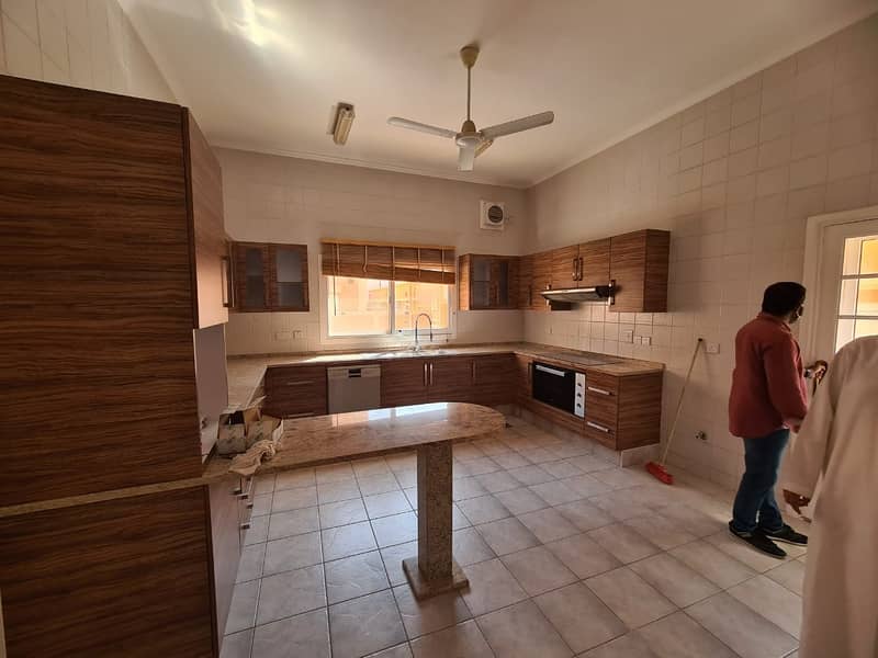 5 bed room excellent villa with separate majlis for rent in Al Safa 2