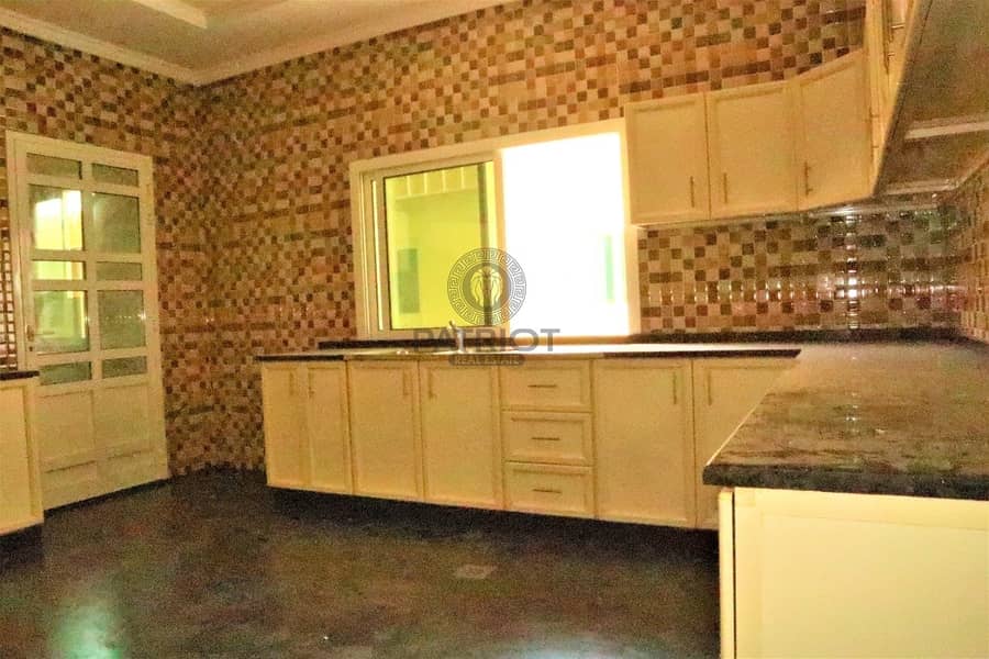 24 Grab This  Very Well Maintained 4-BR Villa In Barsha South