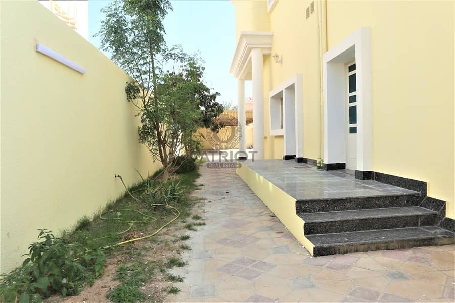 25 Grab This  Very Well Maintained 4-BR Villa In Barsha South