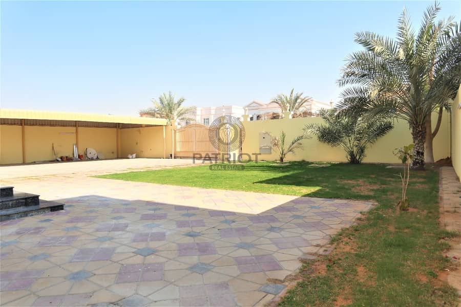 26 Grab This  Very Well Maintained 4-BR Villa In Barsha South