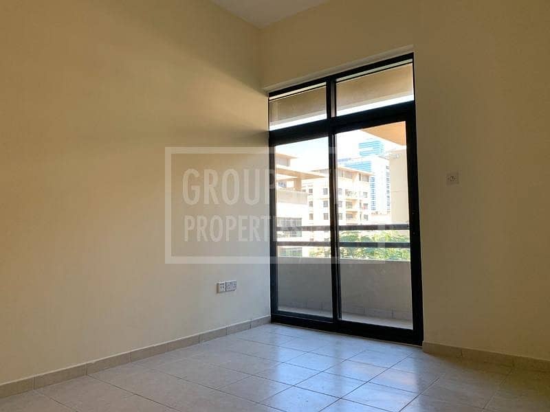 14 Bright Corner 1 Bed Apartment in The Greens