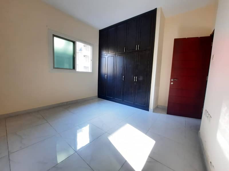 Nice 1bhk with parking wardrobe in muwaileh area just 25k 4/6 cheque payment Call 0556381925