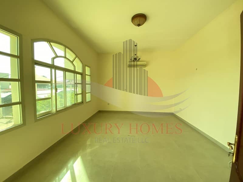 Ground Floor with Balcony Near Park and Shops Ground Floor with Balcony Near Park and Shops
