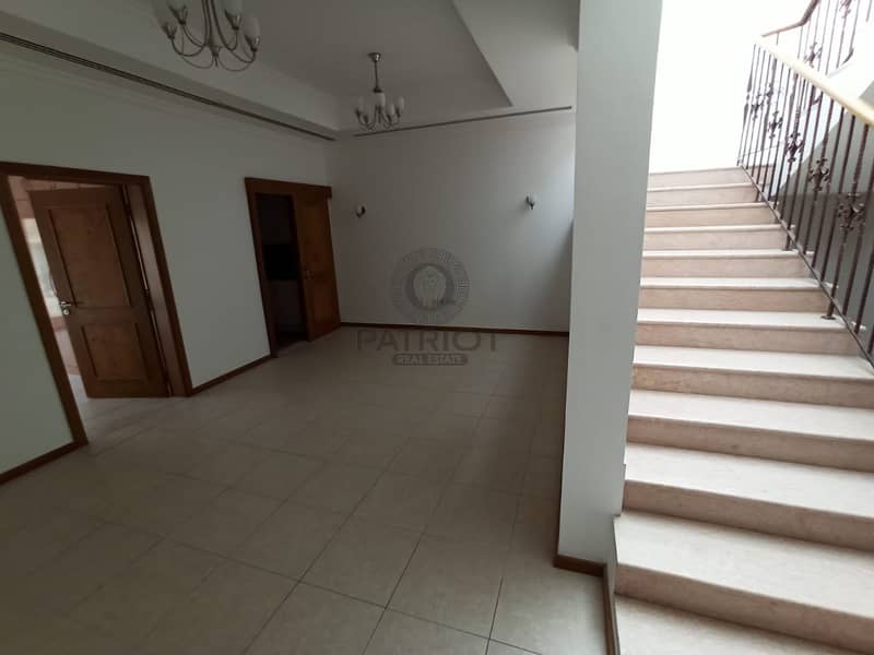 11 EXCELLENT WELL MAINTAINED 5BR VILLA IN JUMEIRAH