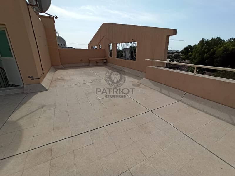 28 EXCELLENT WELL MAINTAINED 5BR VILLA IN JUMEIRAH