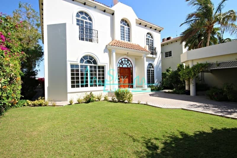 Beautiful 4 Bed+Study Villa With A Private Garden