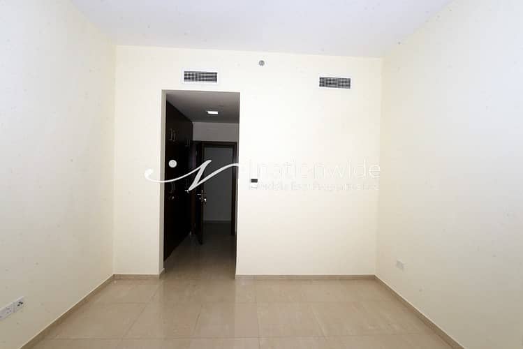 6 A Spacious Unit w/ Balcony Near Shopping Mall