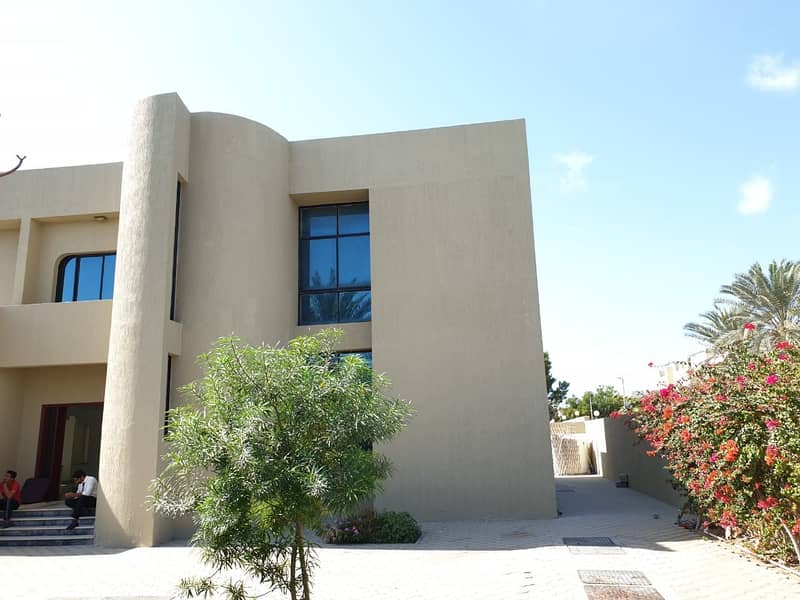 4BR Independent corner villa in falaj with garden and private pool rent just 120k