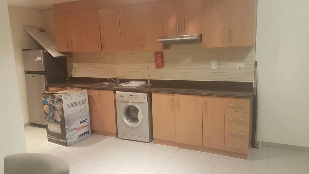 16 HUGE STUDIO IN THE AREA IN LINCON PARK ARJAN 650 SQFT