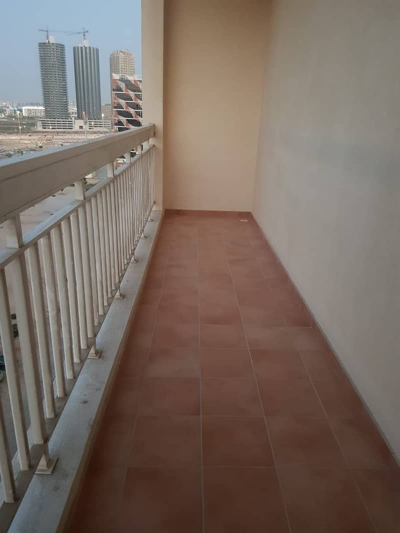 2-br with laundry \ balcony 1400 sqft only in 38k/4 chks