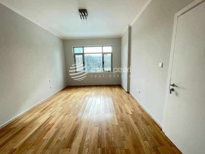 24 Upgraded Rare 2 Bedroom | Vacant /Ready To Move In