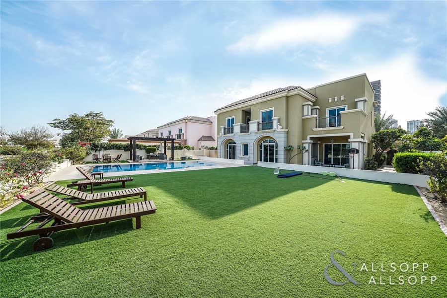 Huge Plot| Private Pool| Golf Course View