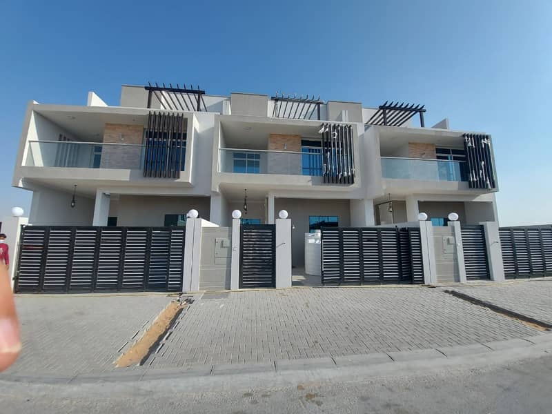 Ground, first and roof villa, modern design, with cabanas with walls, and distinctive personal finishing at a great price