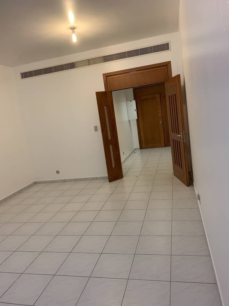 1 bhk available in madinath zayed, 2 bathrooms