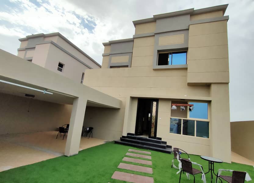 On the main street directly with a garden, the villa area is large, the price price is negotiable with the owner directly