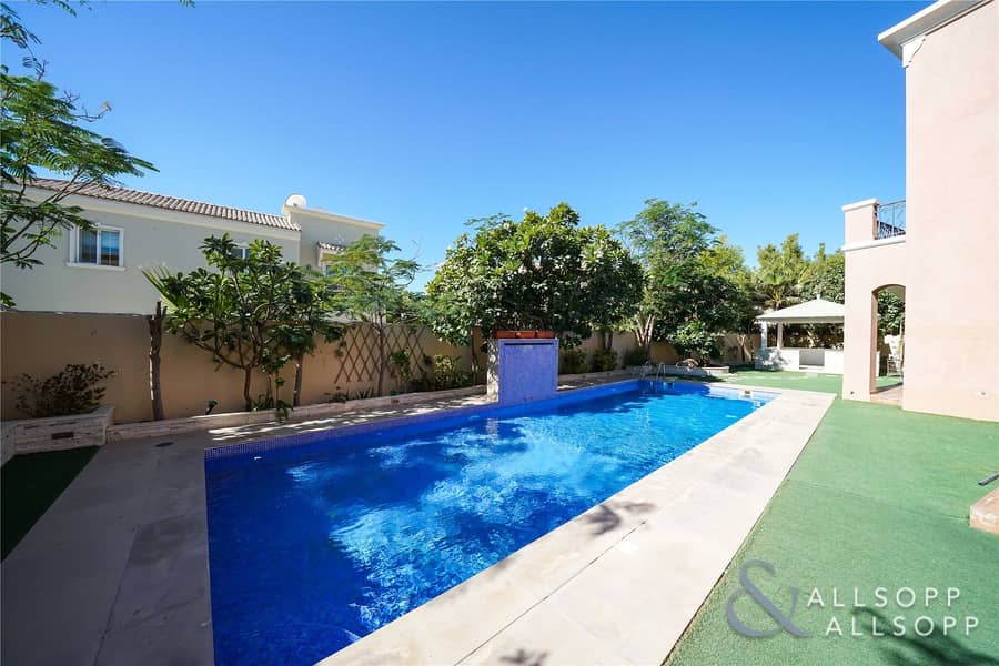 2 5 Beds | Facing Park and Pool | Upgraded